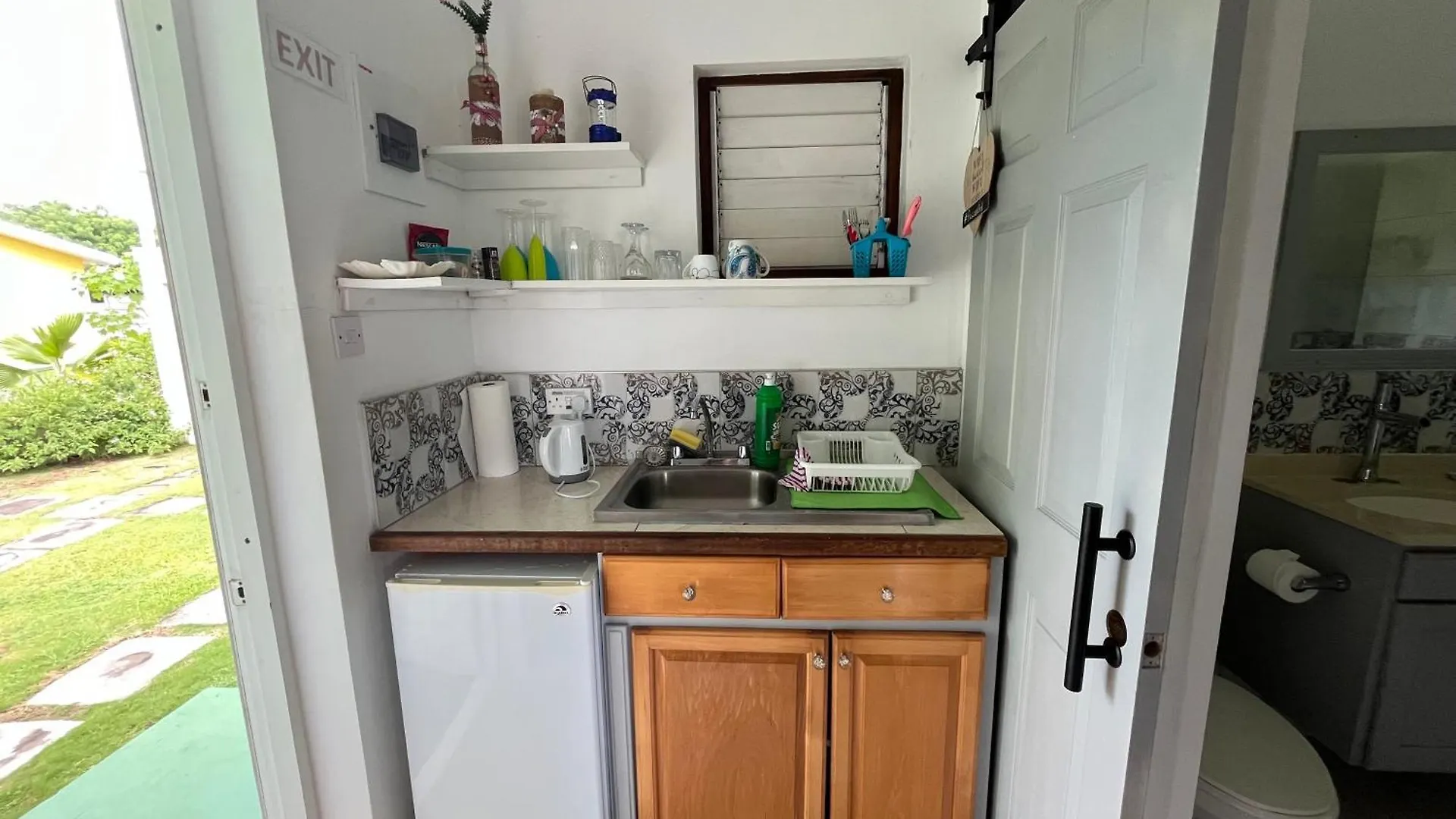 Waves Villa Guesthouse Kingstown 0*,