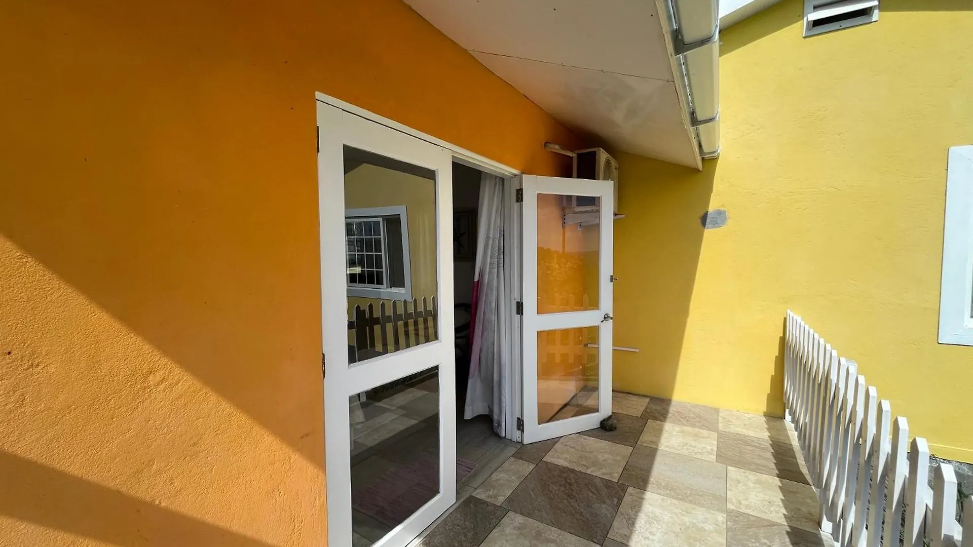 Waves Villa Guesthouse Kingstown