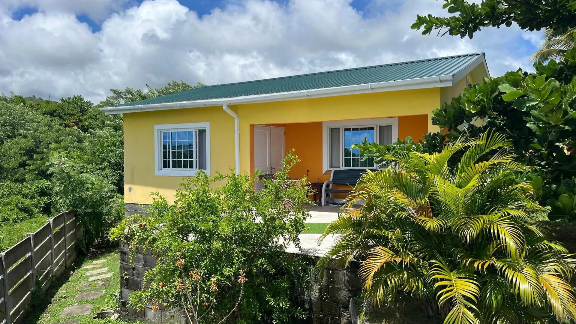Waves Villa Guesthouse Kingstown Apartmán